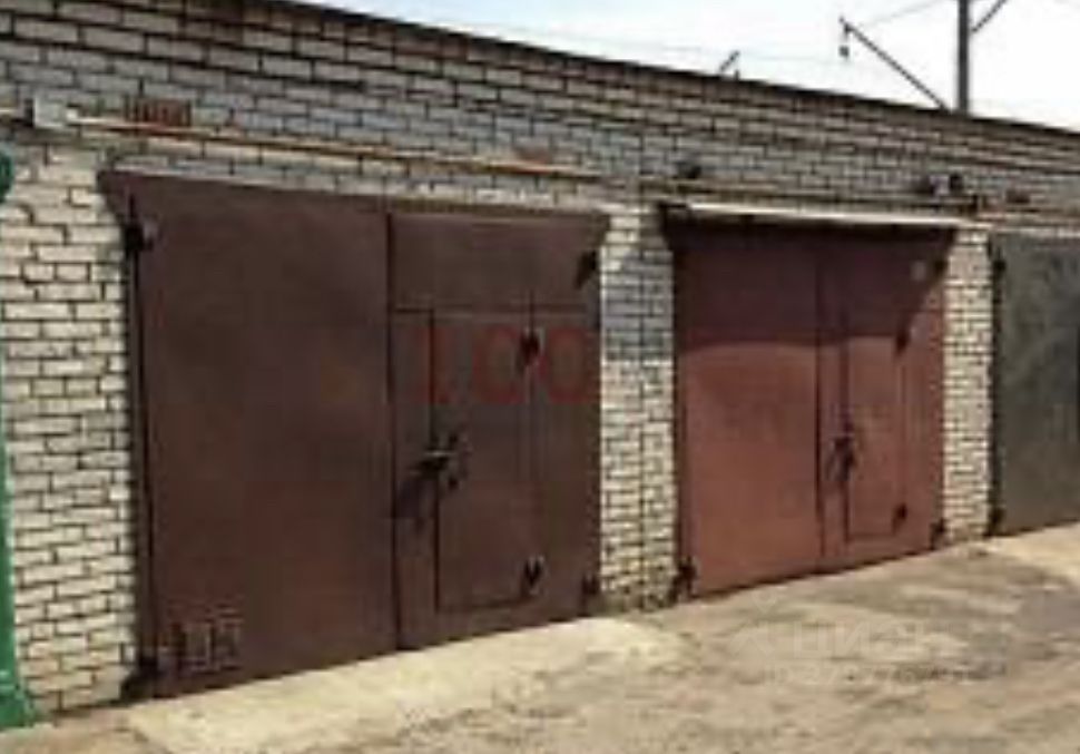 фасадная отделка гаража. гаражи кирпичные капитальные. деревянные гаражные ворота в кирпичном здании. красивый гараж из кирпича. гараж российский.