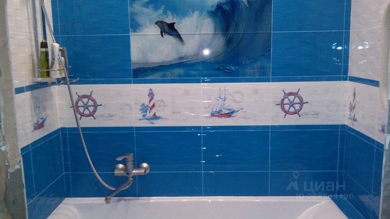 Купить плитку метр на метр. Плитка для ванной морская тематика. Панели с дельфинами в ванной. Плитка с рисунком для ванной комнаты. Плитка в ванную комнату с рыбками.