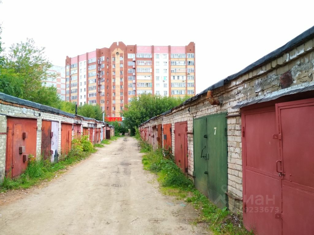 Гараж пермь. Улица Байкальская Пермь. Гаражи в Перми. Дом на гаражах Пермь. Домик на гаражах в Перми.