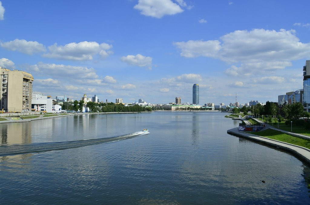 Водоемы екатеринбурга. Река Исеть ЕКБ. Река Исеть и Плотинка Екатеринбург. Исеть набережная Плотинка. Пруд Исеть Екатеринбург Плотинка.