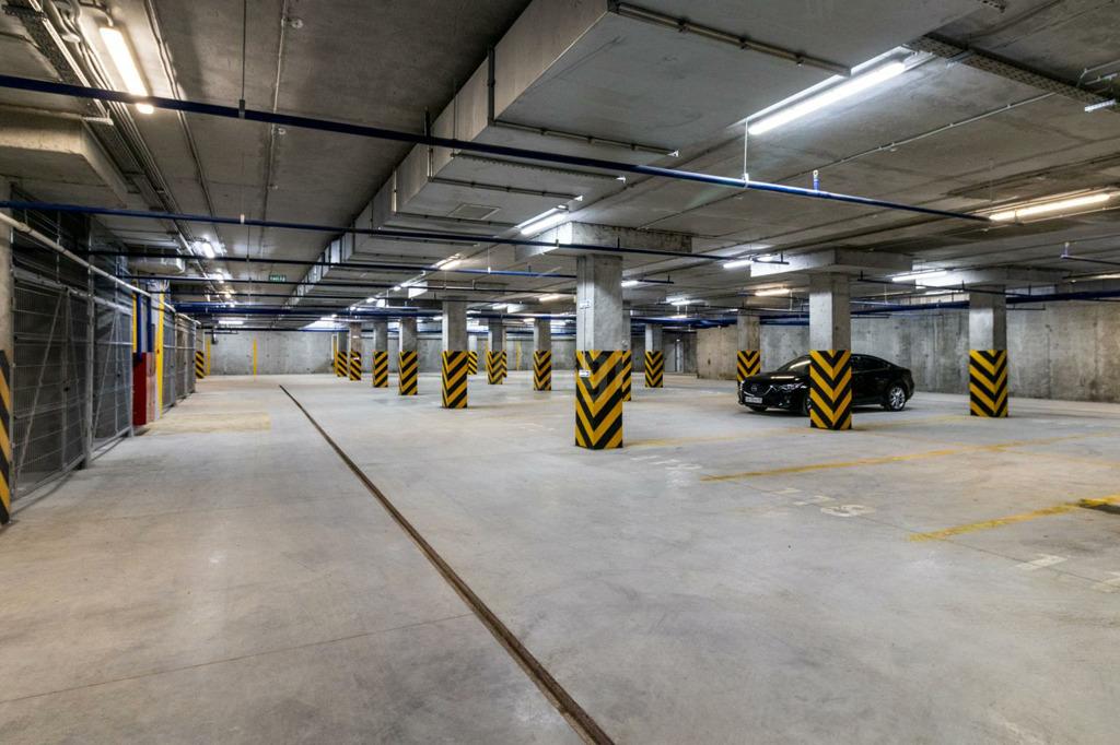 подземная парковка. паркинг тюмень заречный по суточно. ожогино паркинг тюмень. тюмень солнечный пр. теплая автостоянка.