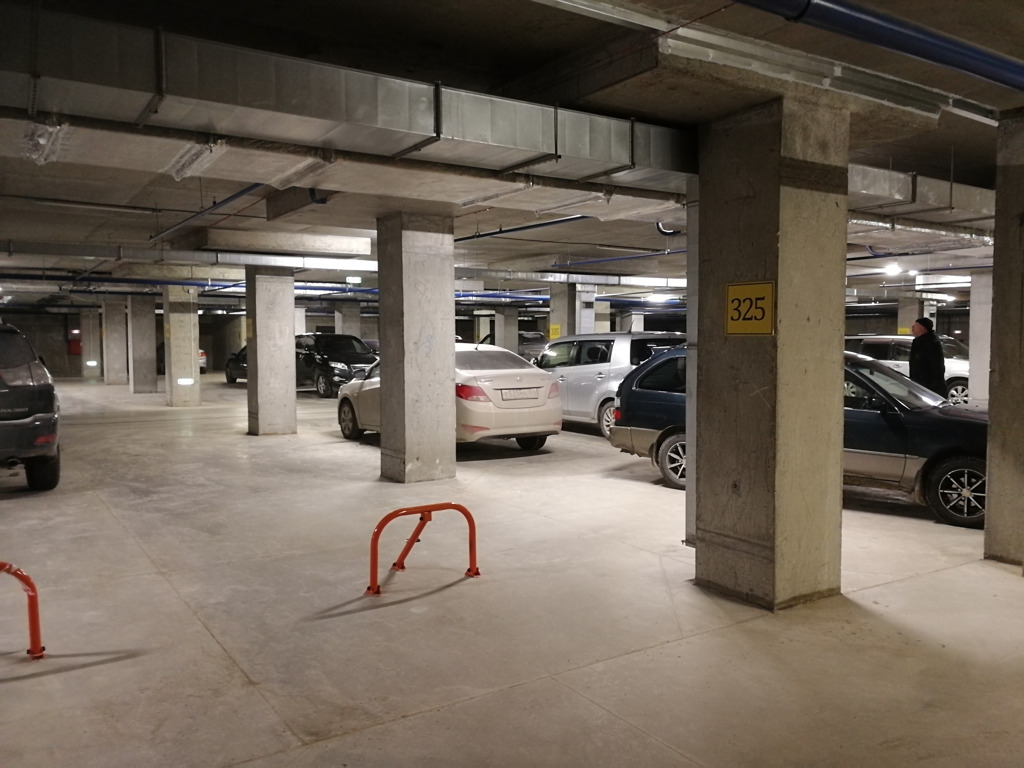 Гаражи машино место. Гараж с парковочным местом. Сдается машиноместо в подземном паркинге. Сдам парковочное место. Много парковочный гараж.